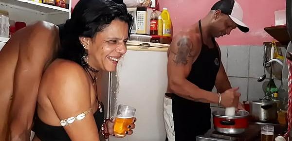  Em quanto Mike Hot estar na Cozinha fazendo comida, a puta da Danny Hot estar sendo fodida firme pelo dotado e faz ela gozar muito